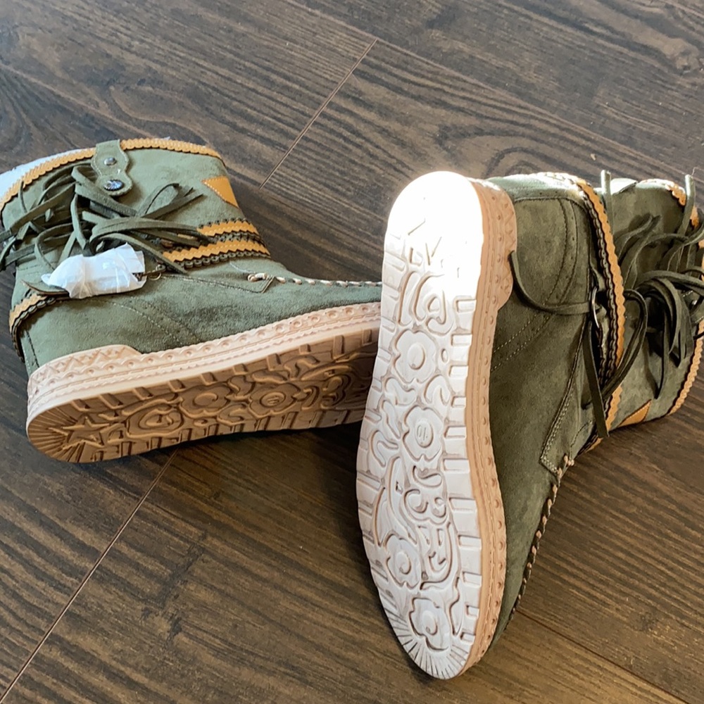 Shoes - Picture 2 of 4